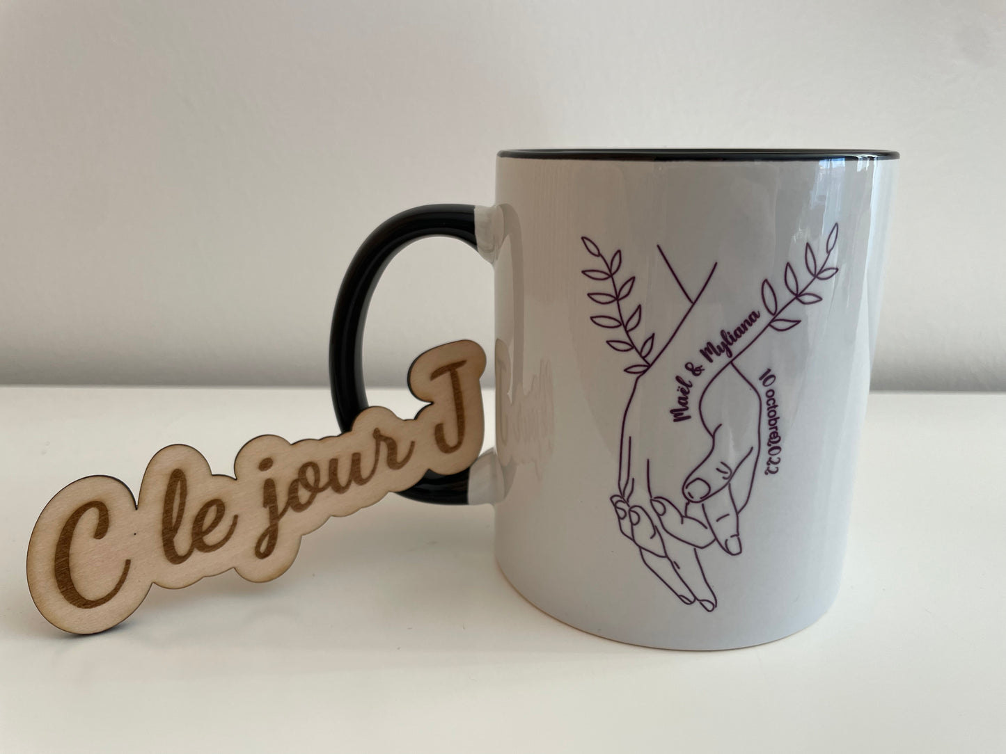 Tasse « mains enlacées »